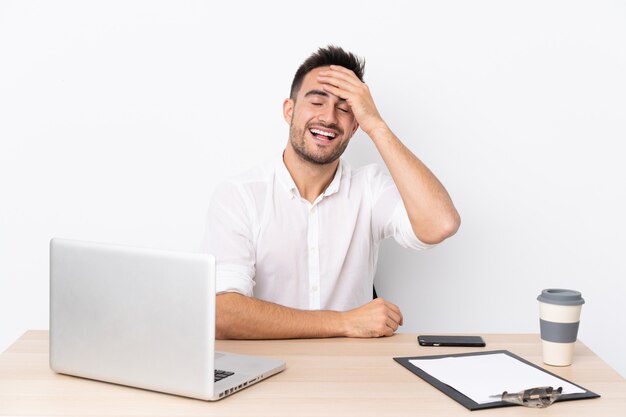 man op een werkplek met een laptop