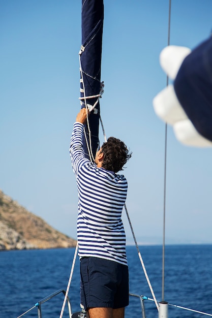 Man op een zeilboot