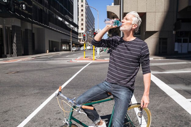 Man op fiets drinkwater