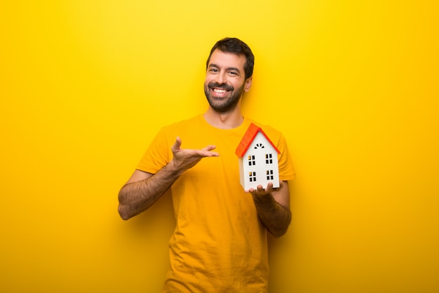 Man op geïsoleerde levendige gele kleur