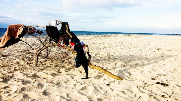 Foto man op het strand tegen de lucht