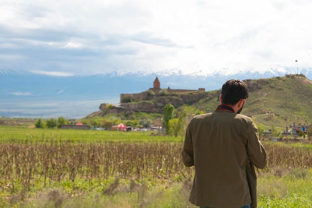 Man op Kor Virap-achtergrond in Armenië