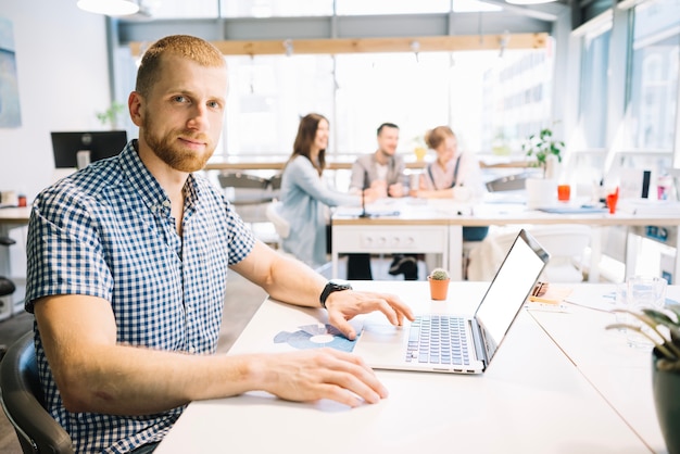 Man op laptop kijken naar camera