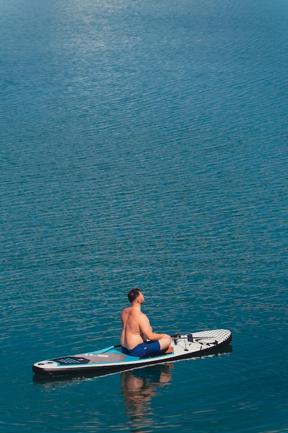 Man op paddleboard midden op het meer