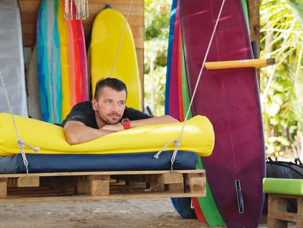 man op surfen strand ontspannen