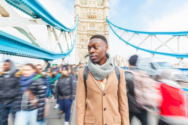 Man op tower bridge, londen, met wazig mensen