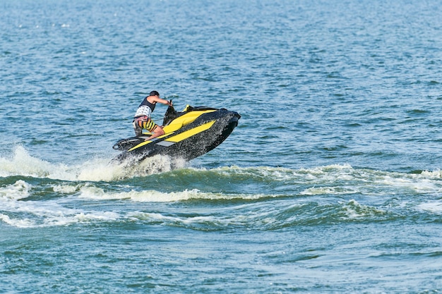 Man op waterscooter