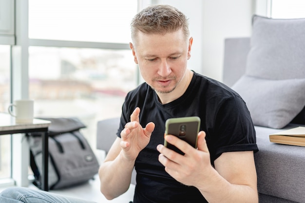 Man op zoek naar slimme telefoon