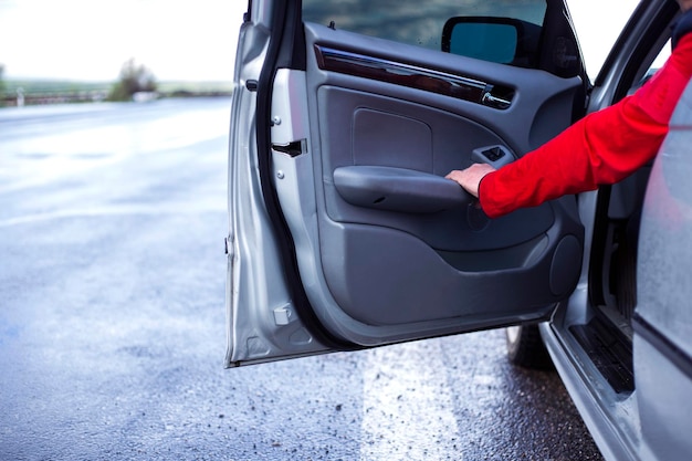 Photo man open door and sitting a car