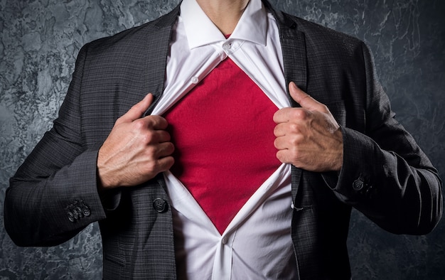 Foto uomo che apre la camicia