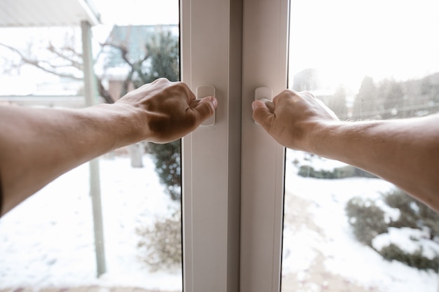 남자는 창을 엽니다. 광각 1인칭 시점.