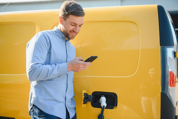 Man opladen elektrisch voertuig met kabel