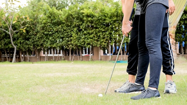 Man opleiding golfspeler in tuin