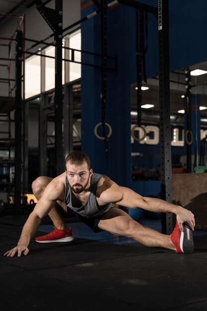 Man opwarmen voor de training in de sportschool