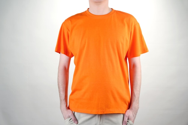 オレンジ色の T シャツのクローズ アップの男