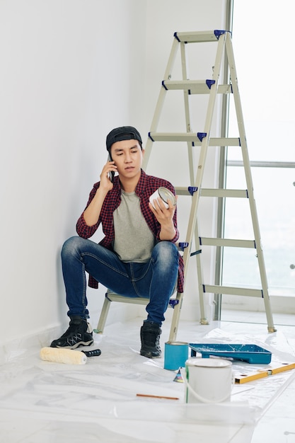 Man ordering white paint on the phone