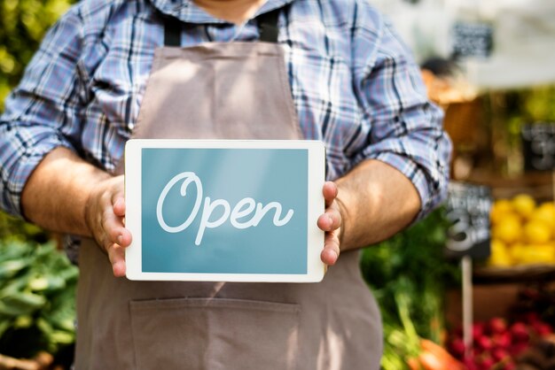 Foto negozio organico della carne fresca del proprietario dell'uomo