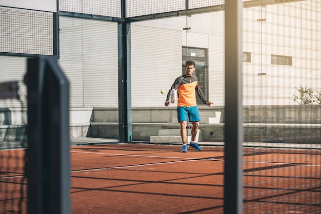 Man padel spelen