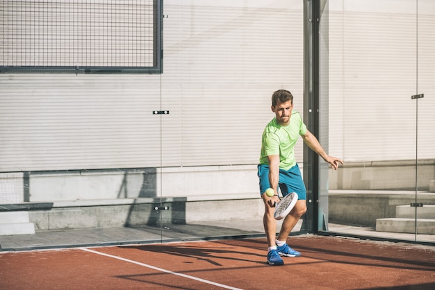 Man padel spelen