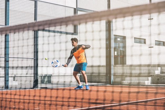 Man padel spelen