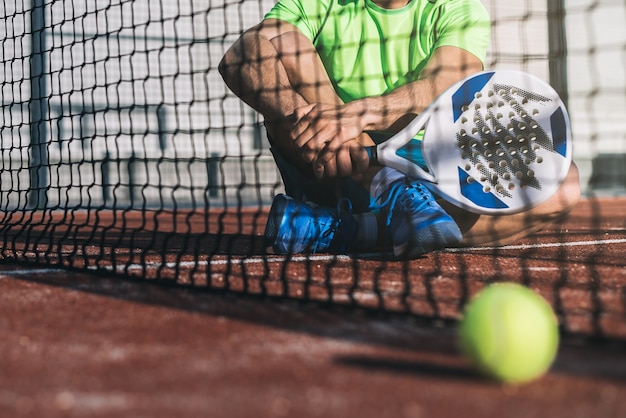 Man padel spelen