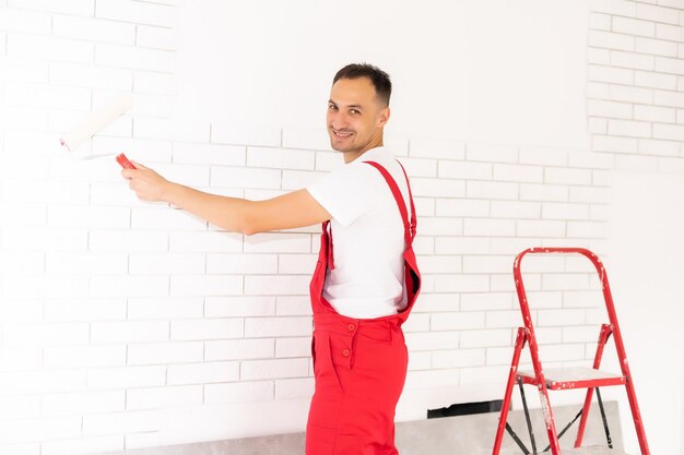 Man painting the wall, master wall painter