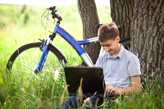 Foto uomo nel parco con laptop