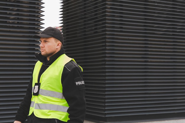 Foto man patrouilleert door de buurt