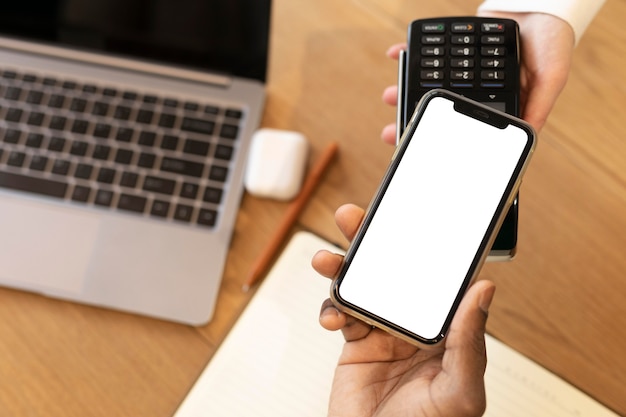 Foto uomo che paga al bar con il suo telefono