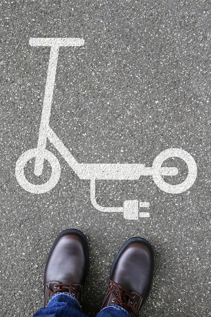Foto uomo persone scooter elettrico escooter cartello stradale mobilità ecologica formato ritratto trasporto urbano