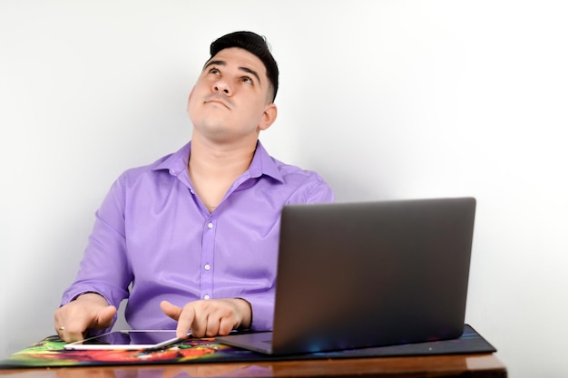 Мужчина выполняет действия на ноутбуке, приветствуя эмоции и совершая видеозвонки