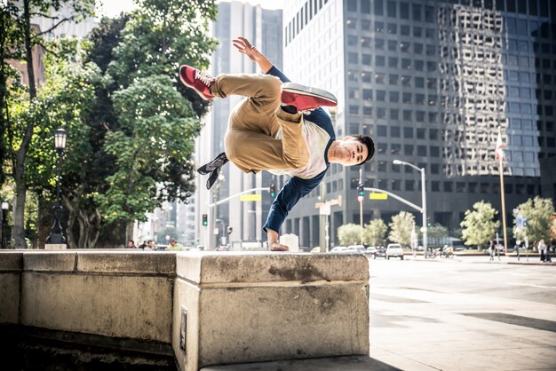 Photo man performing parkour tricks in the urban center