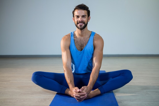 Photo man performing yoga