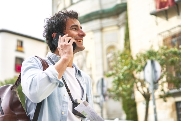 Un uomo al telefono con un cartellino attaccato alla schiena