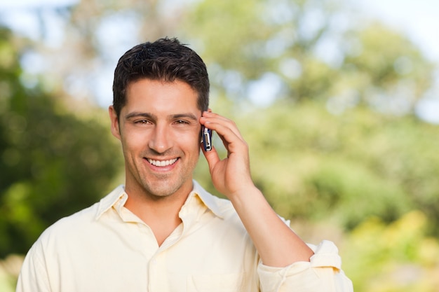 Uomo che telefona nel parco