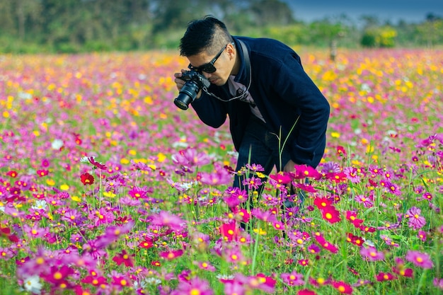 写真を撮っているマン・フォトグラファー