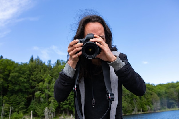 Photo man photographing against sky