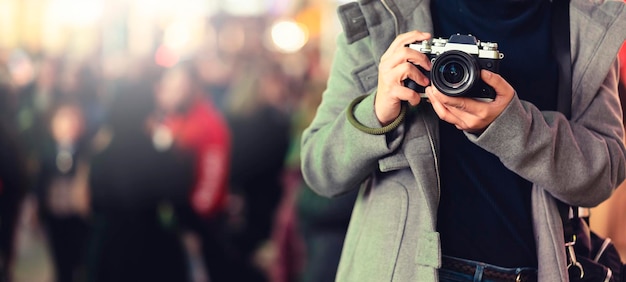 写真 カメラを撮影する男性