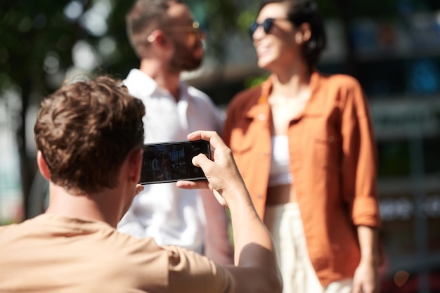 Uomo che fotografa i suoi amici