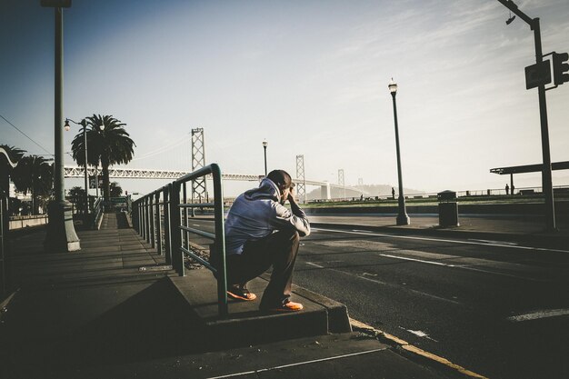 写真 空の向こうの道路で写真を撮っている男性