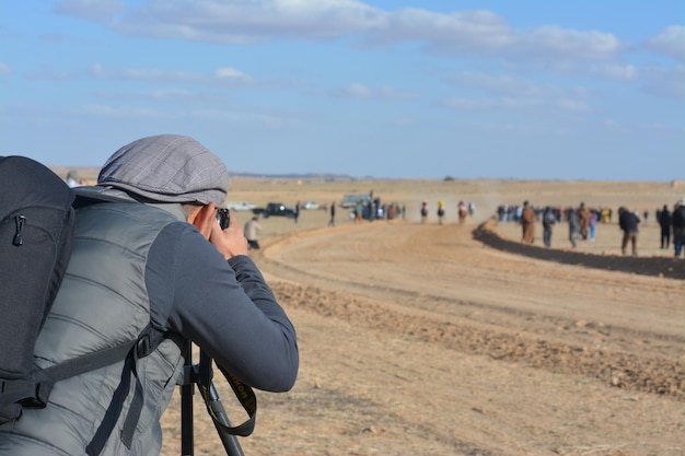 Photo man photographing racing horses