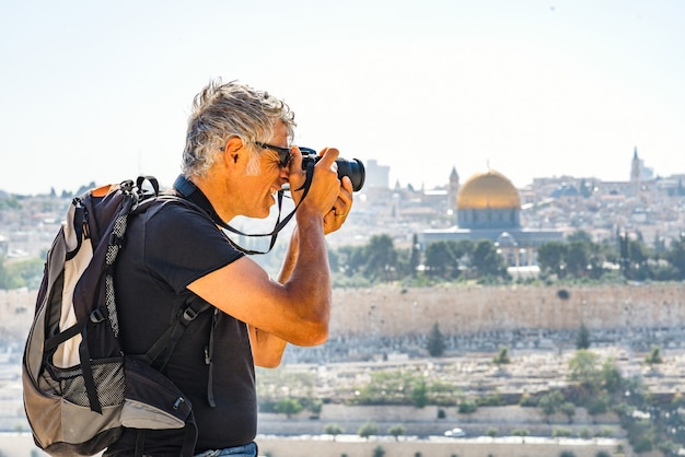 エルサレムの観光客を撮影する男