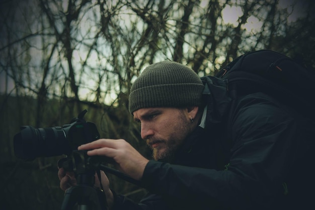 Photo man photographing in winter