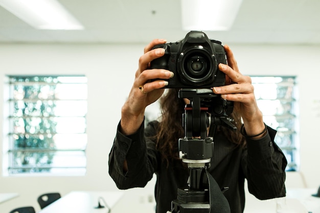 Foto uomo che fotografa con la macchina fotografica