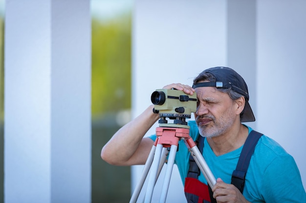 Мужчина фотографирует с помощью камеры