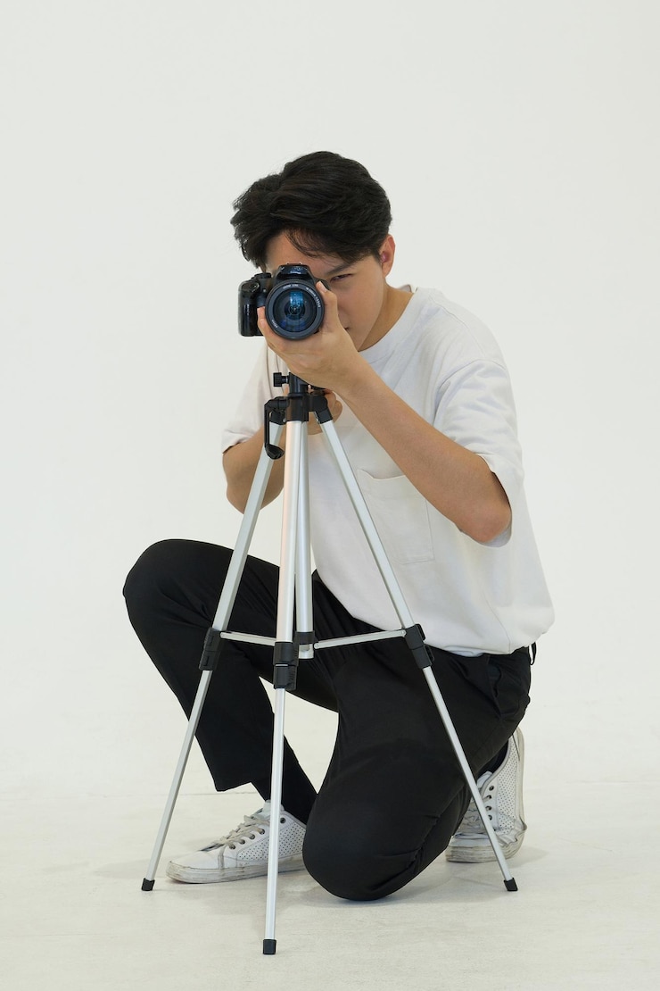 Photo 우산 을 들고 사진 을 찍는 남자