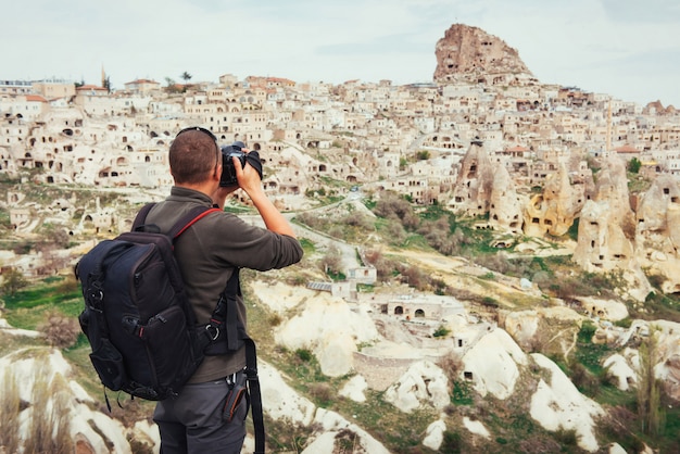 Человек фотографирует древний город