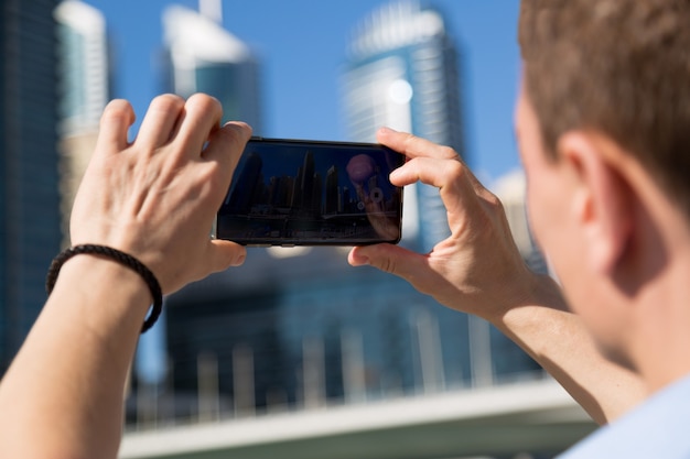 Мужчина фотографирует местные достопримечательности страны