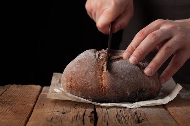 Man plakjes heerlijk vers brood.