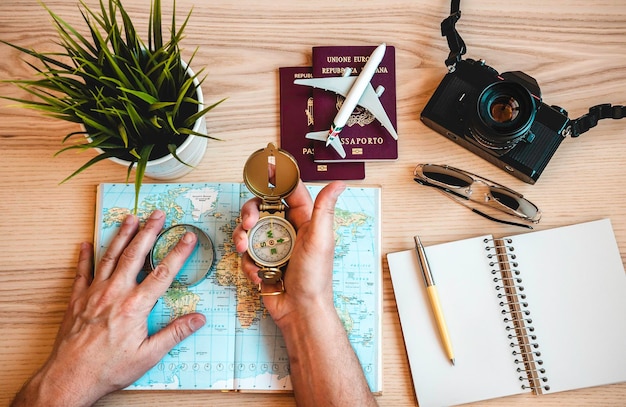 Foto uomo che pianifica tour mondiale con mappa di viaggio vintage ragazzo con zaino e sacco a pelo alla ricerca di nuovi paesi da esplorare tendenze di viaggio e concetto di vacanza concetto di riapertura e libertà dopo il tempo di covid19